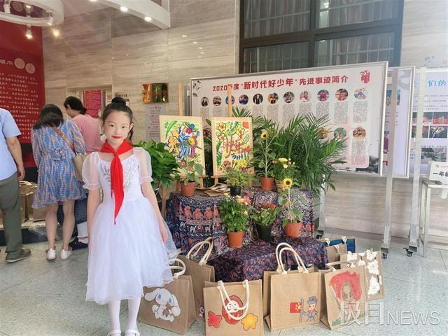 大提琴演奏、手绘帆布袋，这所小学庆祝教师节创意多(图5)